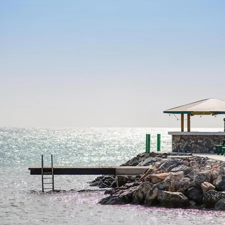 Apartment Spacious In Thalassa & Retreat
