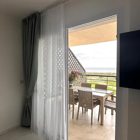 Apartment Spacious In Thalassa & Retreat
