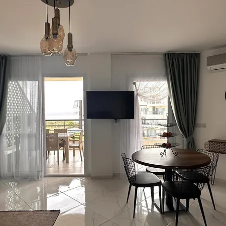 Apartment Spacious In Thalassa & Retreat